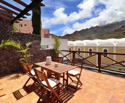 Agradeable terraza con comedor exterior y vistas a las montañas de este hotel rural.