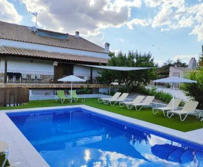 Edificio de este alojamiento rural con piscina, amplios jardines y solarium.