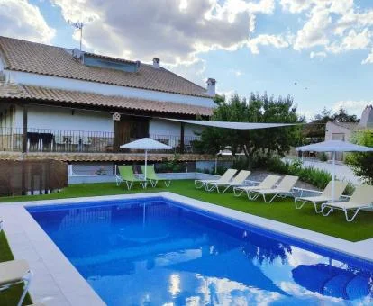 Precioso hotel con encanto con zona exterior y piscina.