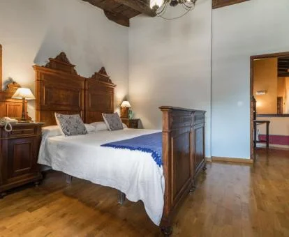 Una de las acogedoras habitaciones de estilo tradicional con muebles clásicos de este hotel solo para adultos.