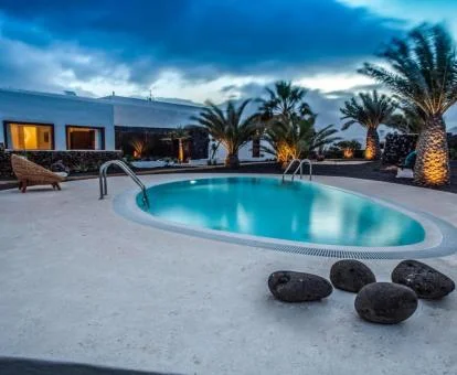 Hotel rural con amplia zona exterior y piscina al aire libre.