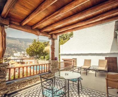 Agradable terraza con mobiliario y vistas a los exteriores del hotel de la suite igual para parejas.