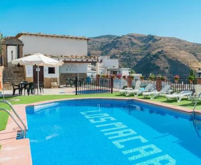 Agradable zona exterior con maravillosas vistas y piscina al aire libre de este complejo rural. 