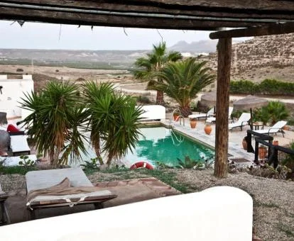 Zona exterior con piscina y mobiliario de este tranquilo hotel rural.