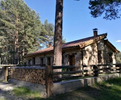 Una de las coquetas casas de piedra con zona exterior de este establecimiento rural.