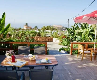 Terraza de esta preciosa casa rodeada de vegetación con vistas al mar.