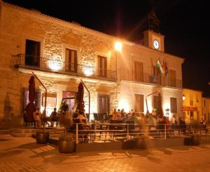 Edificio de este hotel boutique con terraza en la plaza del pueblo.