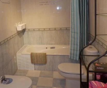 Baño con bañera de hidromasaje de este apartamento independiente.