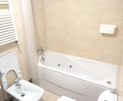 Bañera de hidromasaje privada en el baño de uno de los apartamentos del establecimiento.