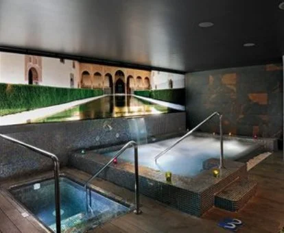 Zona de aguas del centro de bienestar del hotel.