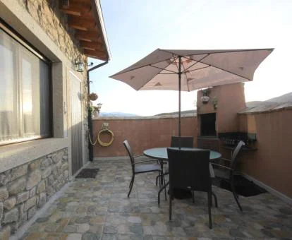 Acogedora terraza con vistas, comedor exterior y barbacoa.