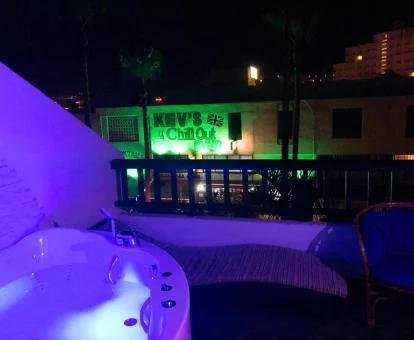 Terraza con jacuzzi privado de este apartamento independiente.
