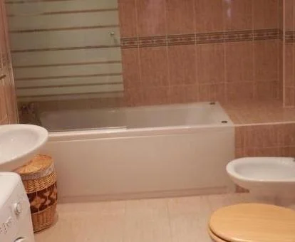 Baño con bañera de hidromasaje privada de este apartamento independiente.