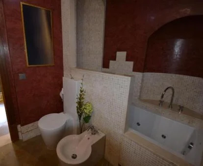 Bañera de hidromasaje privada en el baño de este lujoso apartamento.