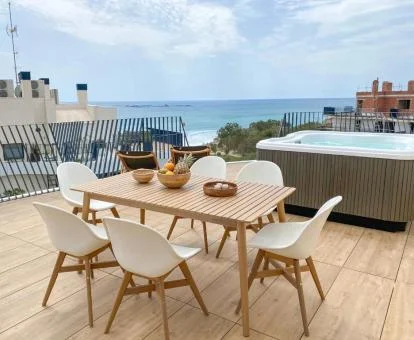 Fabulosa terraza privada con vistas al mar y un gran jacuzzi al aire libre de este apartamento independiente.