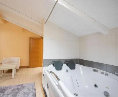 Amplio jacuzzi privado de este precioso apartamento independiente.