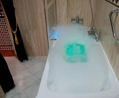 Bañera de hidromasaje privada en funcionamiento de este coqueto apartamento.