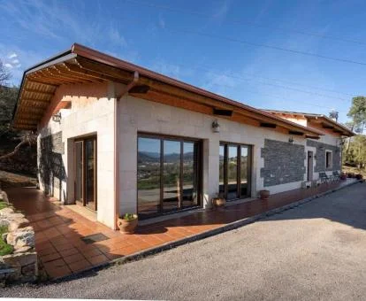 Preciosa casa rural independiente con zonas exteriores.