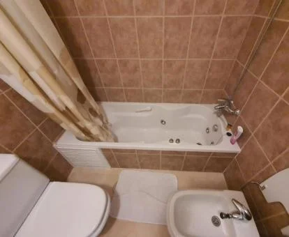 Bañera de hidromasaje privada en el baño de este apartamento independiente.
