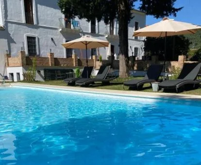 Hotel con encanto con amplia piscina exterior de temporada.