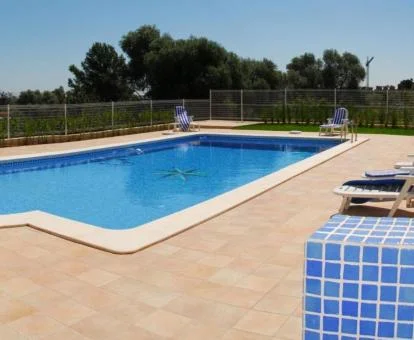 Amplia terraza exterior con piscina de este hotel con encanto.