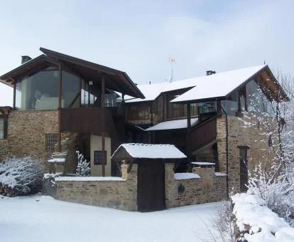 Edificio de este hotel con encanto en un entorno nevado.