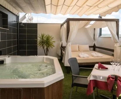 Terraza amueblada con jacuzzi privado de la habitación Doble Deluxe de este hotel con encanto.