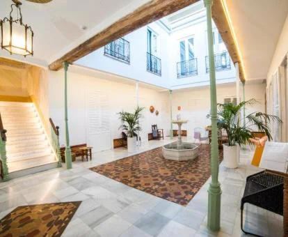 Patio central de este elegante hotel con encanto en el centro de la ciudad.