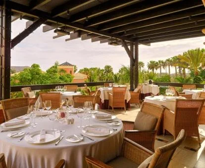 Terraza con comedores exteriores y vistas a los jardines de este hermoso hotel.