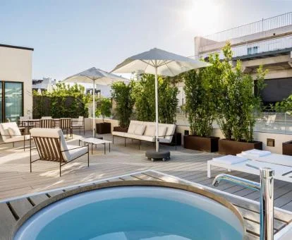Terraza con solarium y jacuzzi en este fabuloso hotel.