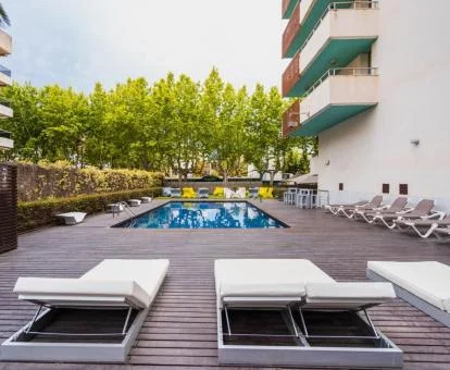 Zona exterior con piscina y solarium de este hotel romántico.