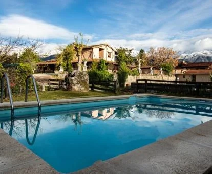 Precioso complejo rural con amplia piscina al aire libre.