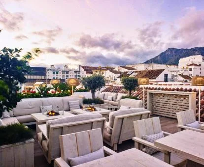 Terraza amueblada con vistas al exterior de este hotel con encanto.