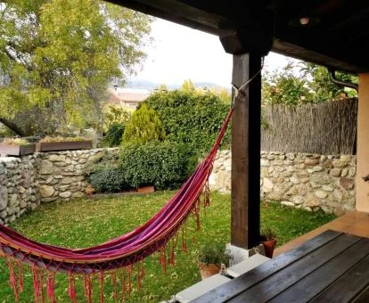 Agradable zona exterior ajardinada con vistas de esta casa independiente.