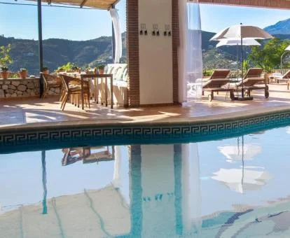 Piscina climatizada con solarium y fabulosas vistas de este hotel con encanto.