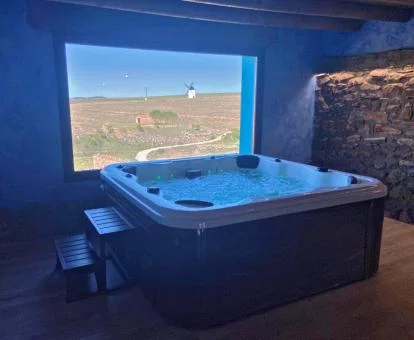 Zona de bienestar con un gran jacuzzi y vistas de este hotel romántico.