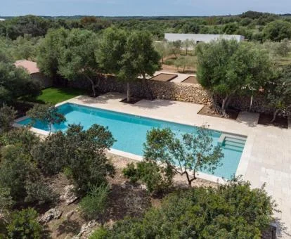 Piscina rodeada de naturaleza de este bello agroturismo.