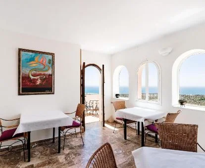 Uno de los espacios de uso compartido con vistas de este hotel rural.