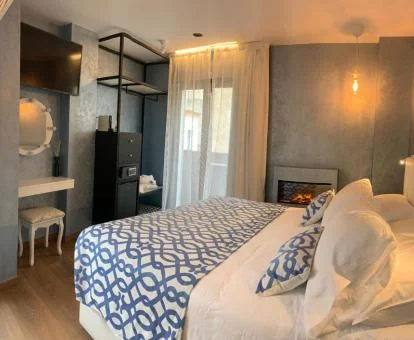 Una de las coquetas habitaciones con chimenea cerca de la cama.