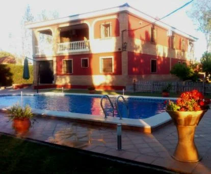 Edificio de este bed and breakfast con amplios jardines y piscina exterior.