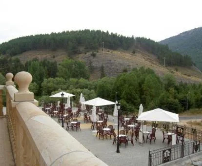 Zona exterior con comedores y vistas a la naturaleza de este hotel con encanto.