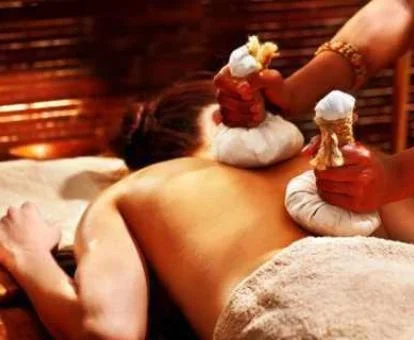 Mujer disfrutando de una de las terapias que se ofrecen en el spa del hotel.