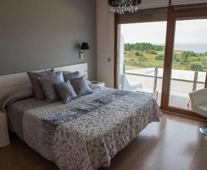 Una de las hermosas habitaciones con terraza privada y vistas al mar del hotel.