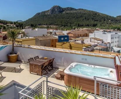 Terraza solarium con mobiliario y jacuzzi de este acogedor hotel boutique.