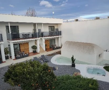 Espacios comunes de este hotel rural con mobiliario al aire libre.