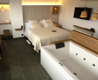 Una de las habitaciones con bañera de hidromasaje privada de este hotel romántico.
