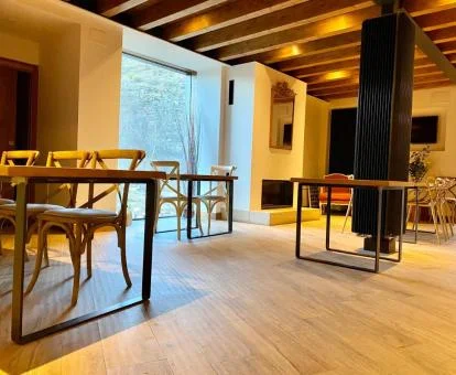 Amplio salón compartido con chimenea de este hotel rural.