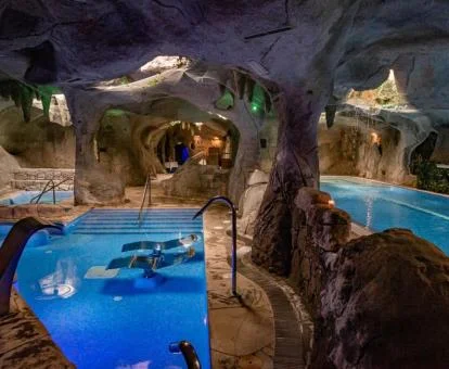 Precioso centro de spa de tipo cueva con varias zonas de aguas.