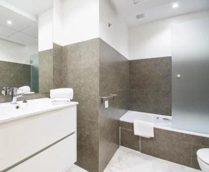 Baño con bañera de hidromasaje privada de este apartamento de un dormitorio.