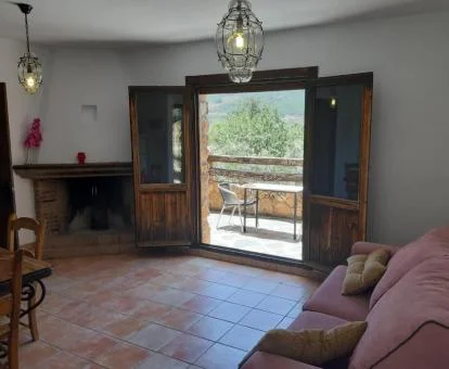 Interior de la acogedora suite con sala de estar y terraza de este hotel.